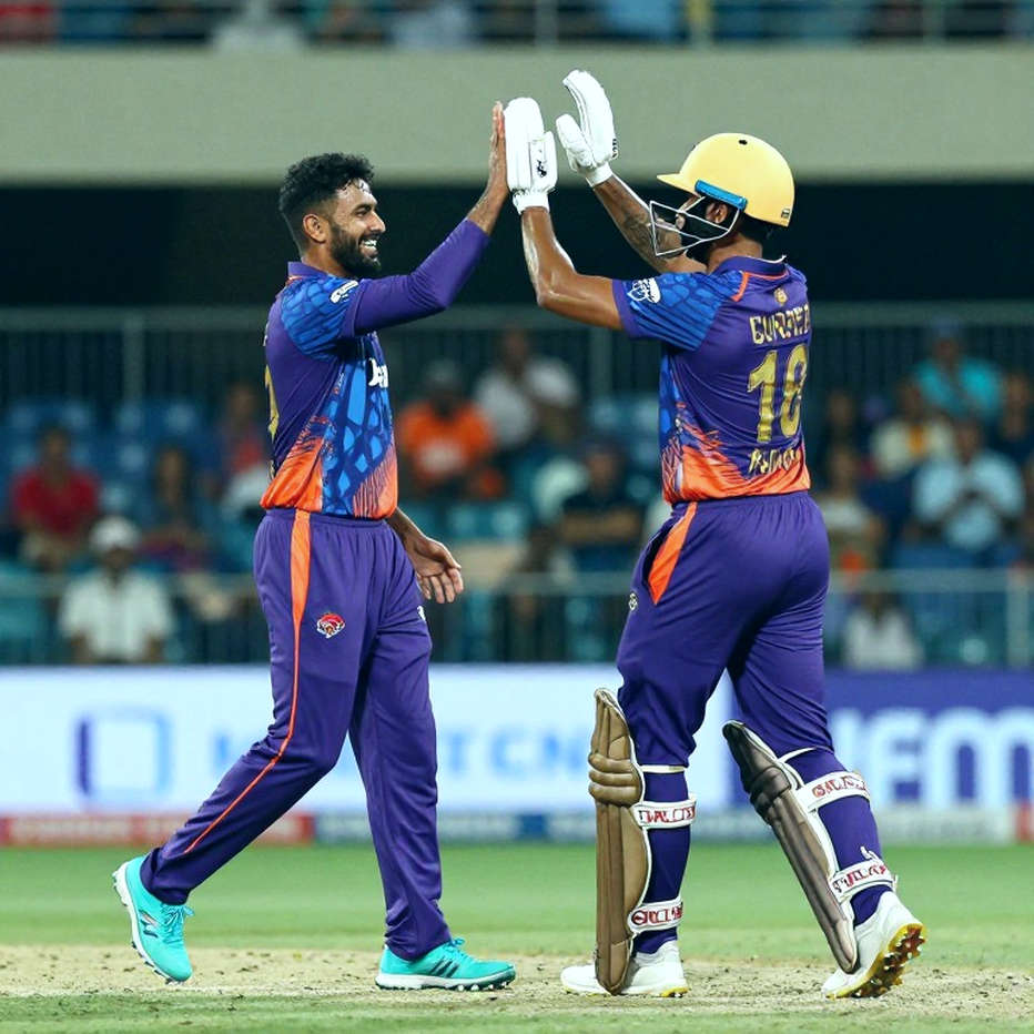 রাওয়ালপিন্ডির ফ্ল্যাট ট্র্যাকে সাদাকাত-ফারহানের ঝড়, ইমরানের নিয়ন্ত্রণে পাকিস্তানের ২-০ লিড — কিন্তু ৮২ রানের ব্যবধান কি আসল ছবি?